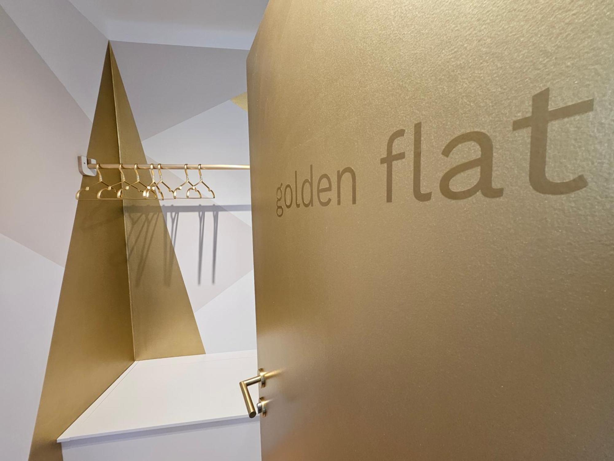 Golden Flat By Grazrentals With Parkview - Brandnew & Free Parking Exteriör bild